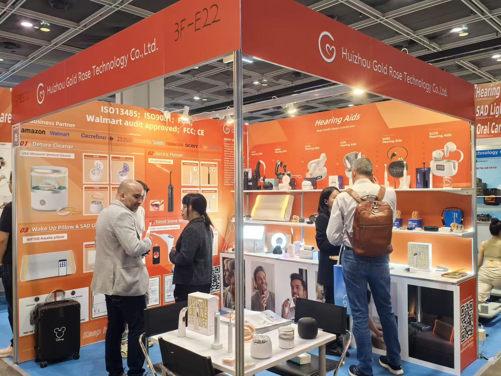International buyers discussing products with the Gold Rose team at booth 3F-E22